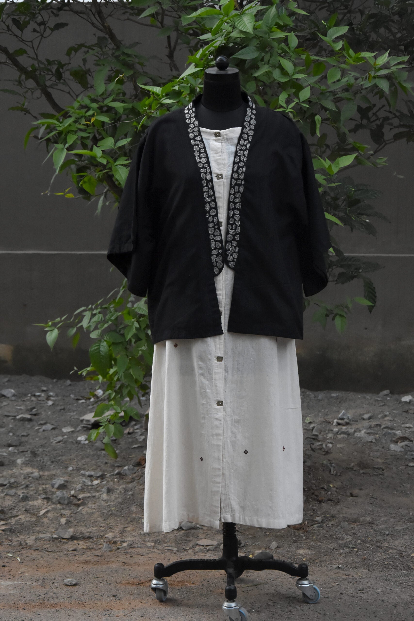 Black silk embroidered sujuni kimoni shrug